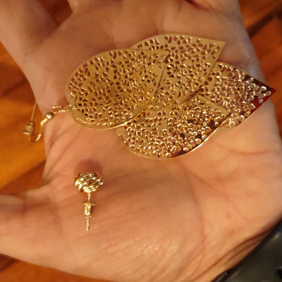 Jewelry Golden Earrings - Picture 2 of 3